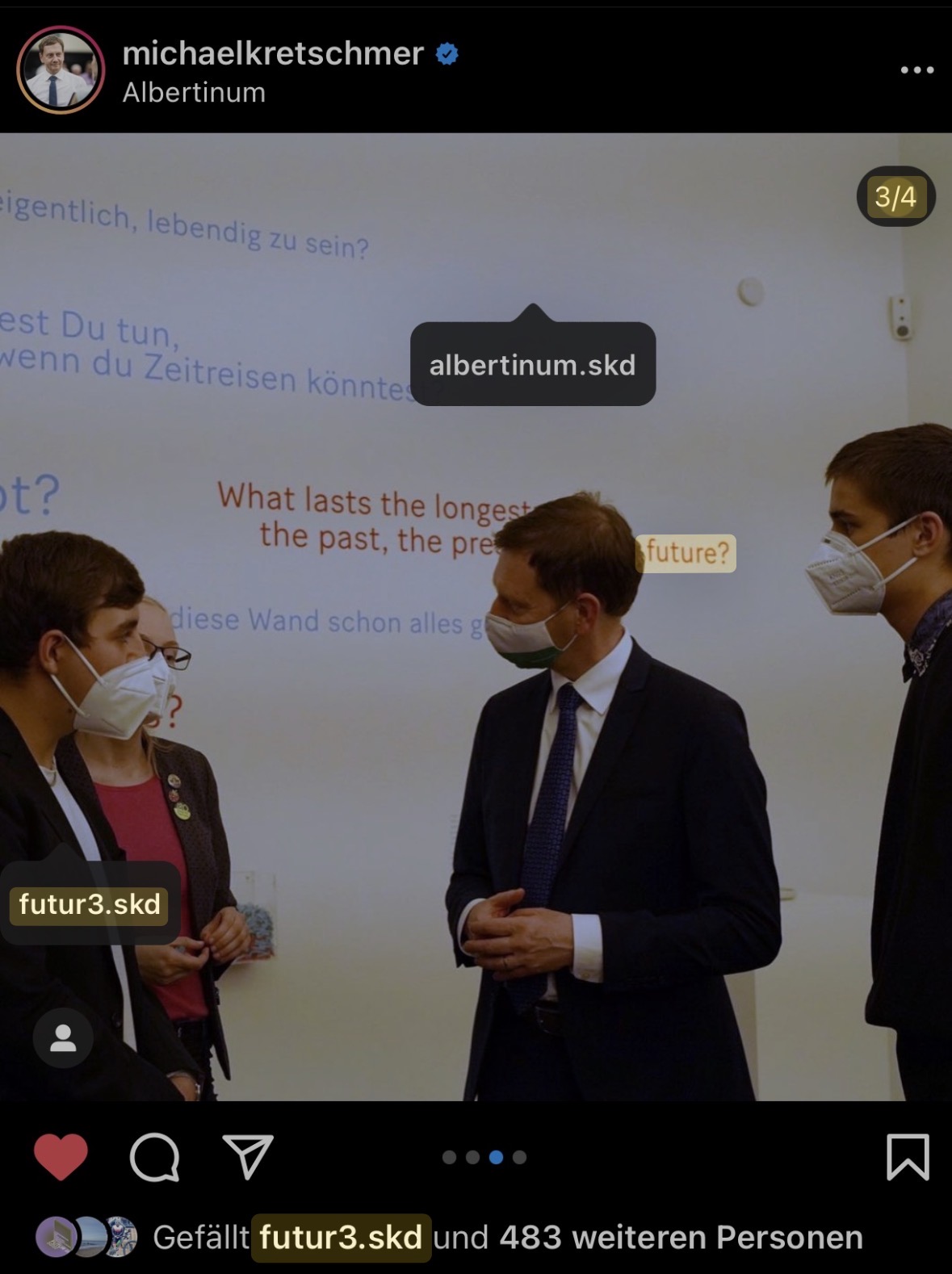 Konstantin Hille (FUTUR III) im Gespräch mit Michael Kretschmer vor einer projizierten Wandinstallation im Albertinum